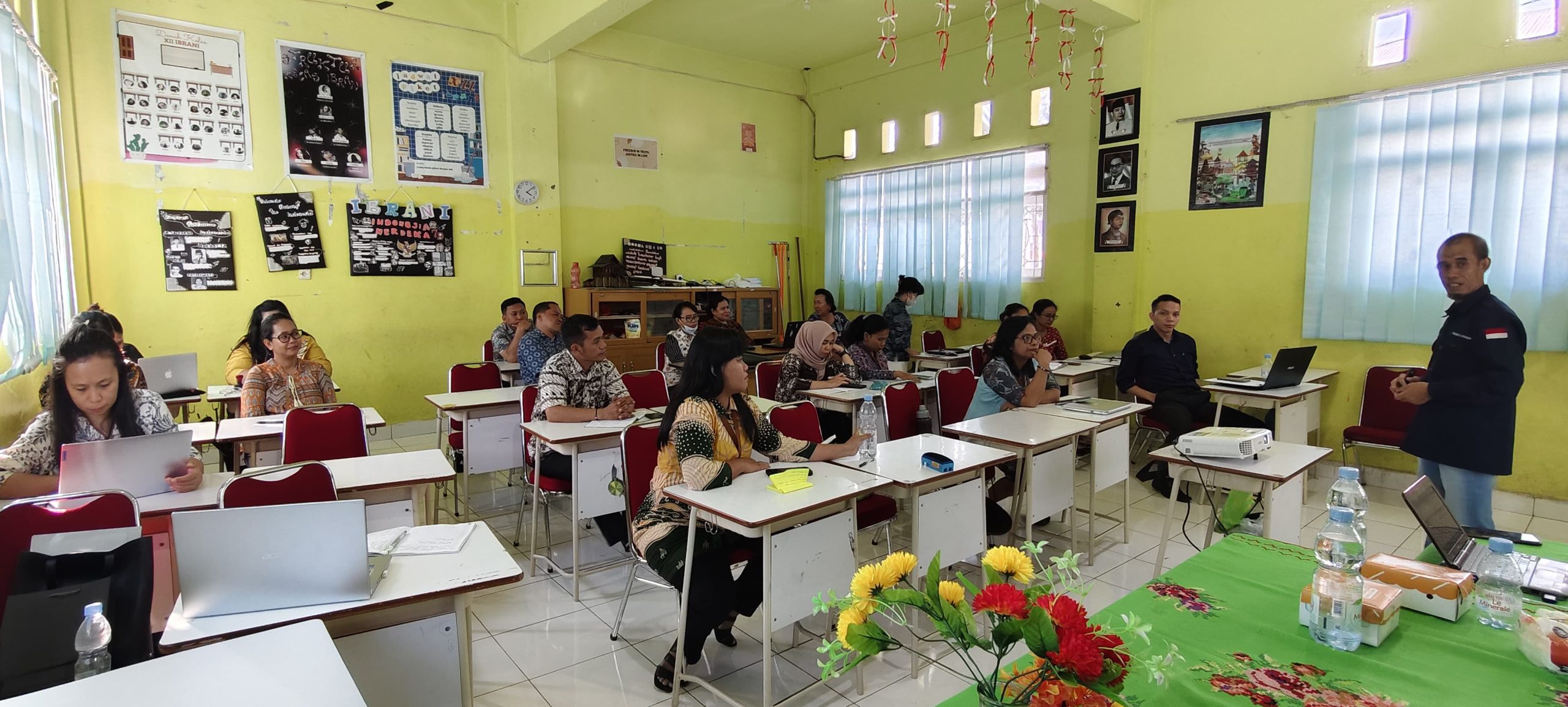 1 Pelatihan pningkatan kualitas pembelajaran-. 1 Pelatihan pningkatan kualitas pembelajaran-.